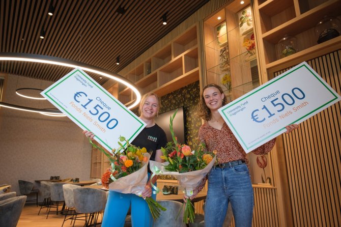 Esma Staal (links) en Sofie Dokter (rechts) met hun cheques van het Niels Smith Fonds