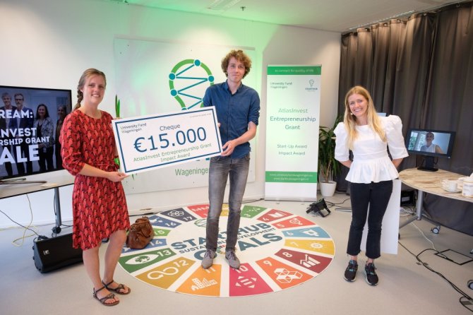 Mylium - Winnaar Impact Award met Iris Houthoff en Hugo Hoenink, rechts Heleen van Poecke (Foto: Guy Ackermans)