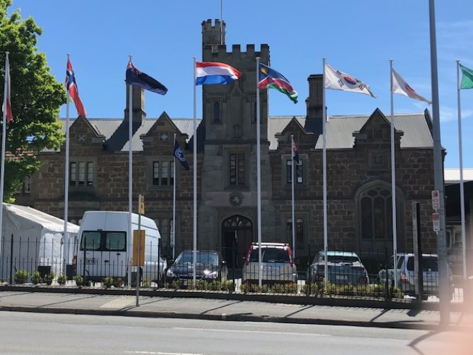 Ook de Nederlandse vlag hangt nu voor het hoofdkantoor van CCAMLR in Hobart, Australië.