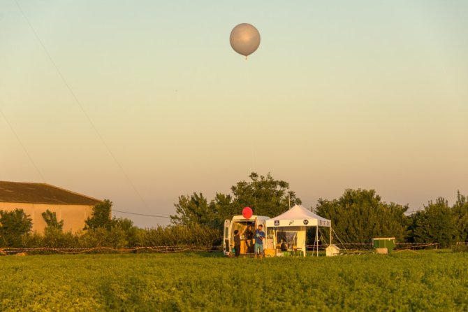 Op of a weather balloon by the Meteo-France team during the LIAISE campaign (Catalonia) in the summer of 2021. The image is a typical weather balloon measurement showing vertical profiles of wind, temperature and humidity (from the surface to the stratosphere) to pick up. Photo made by Wouter Mol.