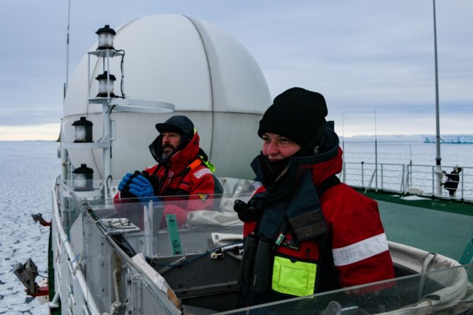 From the deck above the bridge, seabirds and marine mammals are counted systematically (photo: André Meijboom)