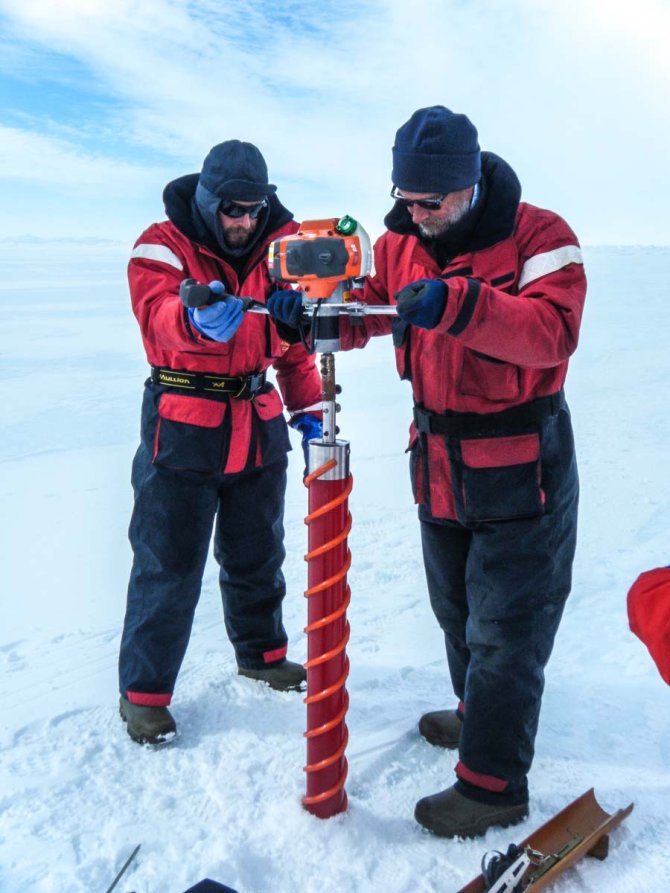 Bram and André drill an ice core.