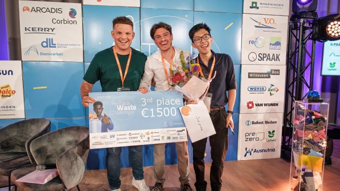 The three third-place winners of the Rethink Waste Challenge are pictured with their cheque for 1,500 euros.
