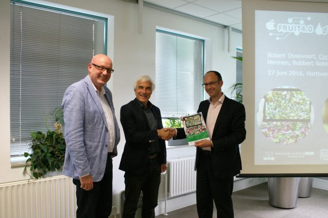 Op de foto (v.l.n.r.)  Marcel van Haren (Manager cluster Agri & Food FME), Michiel Gerritsen (Voorzitter NFO), en Cor Verdouw (sr. Onderzoeker WUR). Harrij Schmeitz (Co-chair Community-Team Tuinbouw Digitaal) was helaas verhinderd.