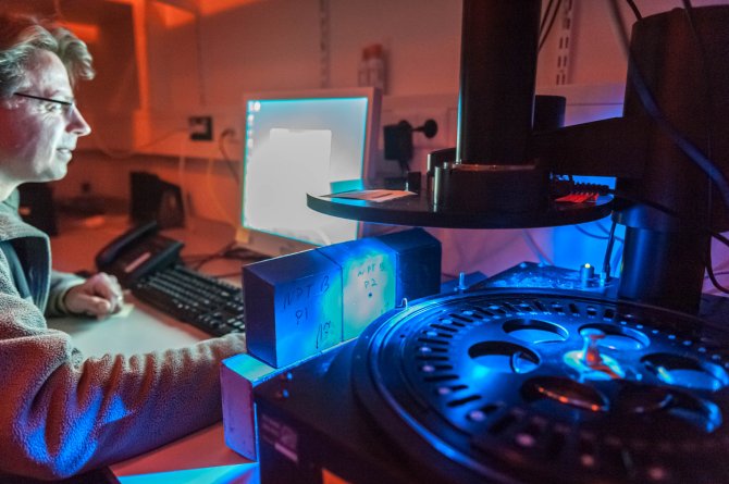 Prof. dr. Jakob Wallinga is conducting an analysis in the luminescence lab (photo Guy Ackermans).