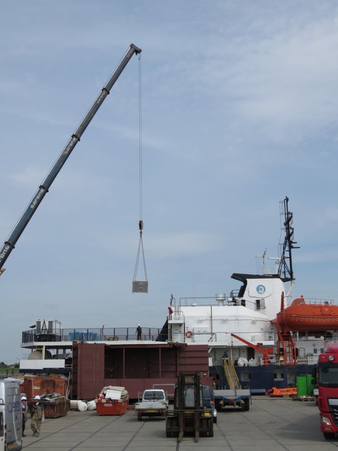 The bird-observation-box is hoisted on board of the expedition vessel.