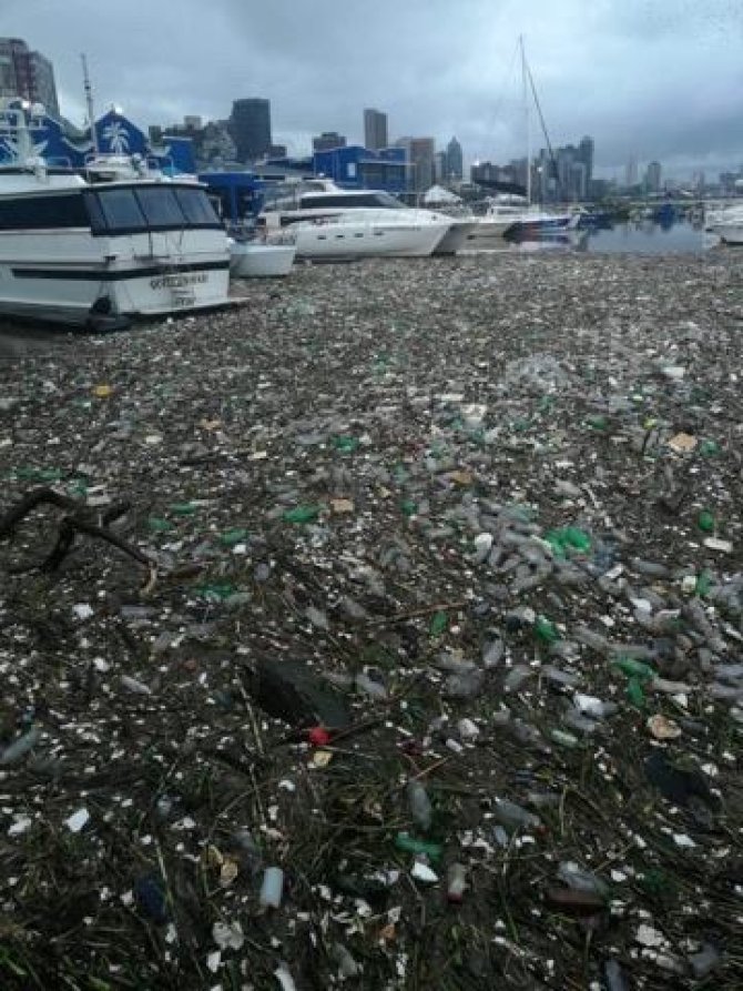 Drijvend plastic in de haven van Durban (foto: Ash Erasmus)