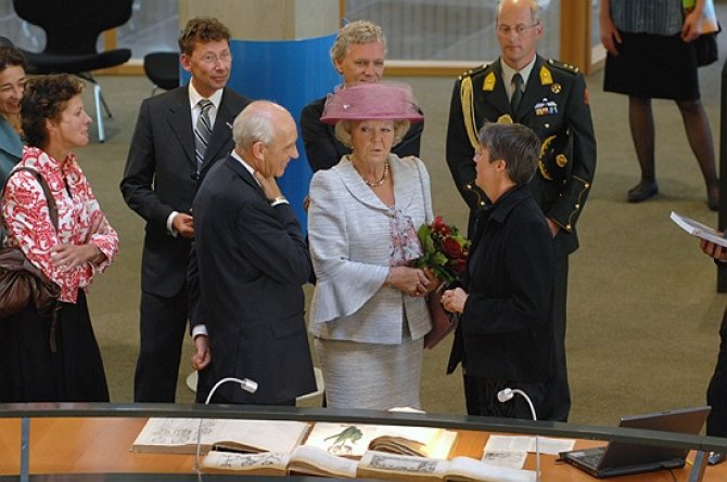 Liesbeth shows the Tulip Book to her majesty queen Beatrix, 1987