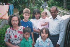 Gijsbert met familie Sasmita, Ciwidey sept 1989.jpg