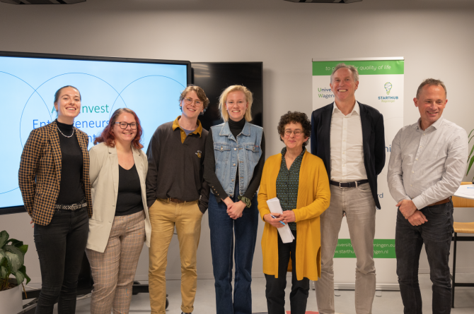 Finalisten van de Impact Award 2023: teams van BrewRight en Plantje voor Morgen samen met de drie juryleden. Foto: Ben Excell.