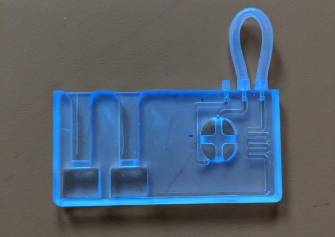 Een 3D-geprint onderdeel voor een zelftest waar de testvloeistof doorheen stroomt.