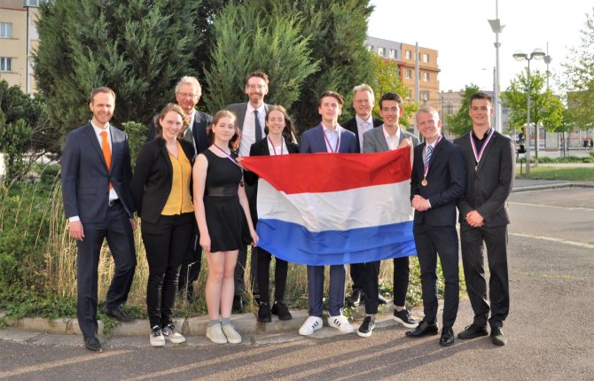 De Nederlandse delegatie bij de EOES in Tsjechië  v.l.n.r.: Tom Bloemberg, Anne de Rond, Emiel de Kleijn, Anne van Duuren, Jeroen Sijbers, Isanne van Steen, Jelle Thoen, André Eppink, Daan Eeltink, Erik ’t Jong, Wouter Mastenbroek