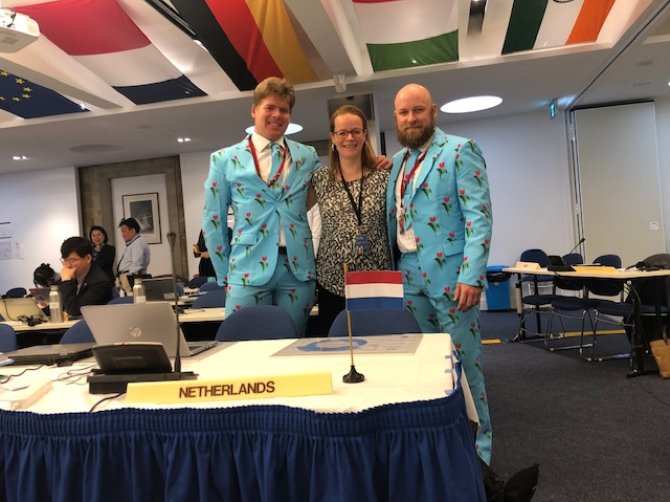 Ter ere van het Nederlands lidmaatschap gingen CCAMLR secretariaat leden Isaac Forster en Eldene O’Shea in stijl gekleed. Ze zien er fantastisch uit in tulpen! (foto: Anton van de Putte)