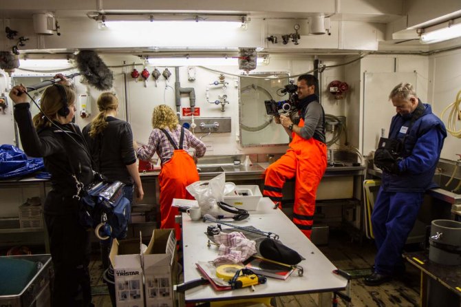 As expected from the very low density of seabirds around, the relatively small catch of the SUIT net was no surprise. Nevertheless for the camera team it was exciting to film Carmen and Fokje during the processing of the catch.