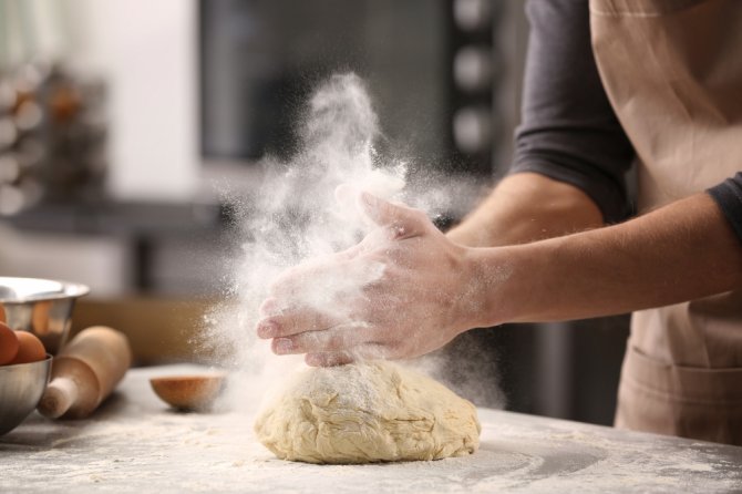 Graanproducten zoals brood, pasta en meel bevatten een stofje (fytinezuur) dat bindt aan ijzer. Het lichaam neemt het ijzer daardoor minder goed op.