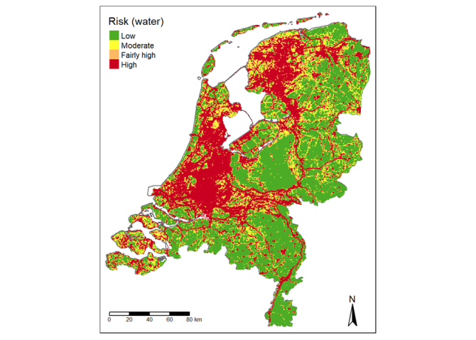 Figuur 1. De mate van HPAI-besmettingsrisico op pluimveebedrijven in relatie tot de hoeveelheid wateroppervlak in een radius van 500 m van een pluimveebedrijf (risico laag (low): wateroppervlak < 3.2 ha; risico middelmatig (moderate): wateroppervlak 3.2 – 4.46 ha; risico verhoogd (fairly high): wateroppervlak 4.46 – 5.42 ha; risico hoog (high): wateroppervlak ≥ 5.42 ha).