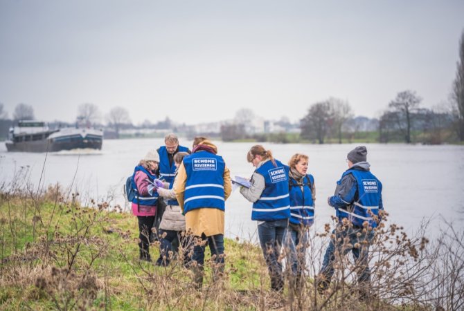 Vrijwilligers van het project Schone Rivieren bij de Maas in Cuijk