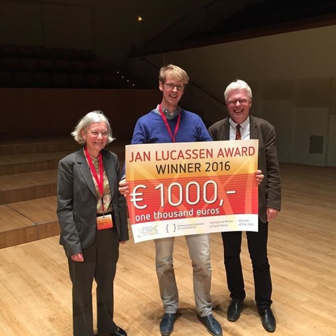 Michiel de Haas accepting the Jan Lucassen Award for his joint work with Kostadis Papaioannou