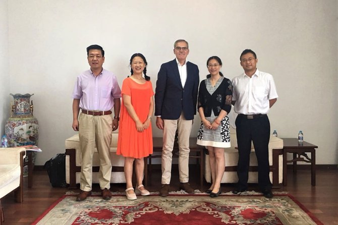 会见中国农业科学院国际合作局张蕙杰局长，2018年8月23日（照片来源：丁生林）