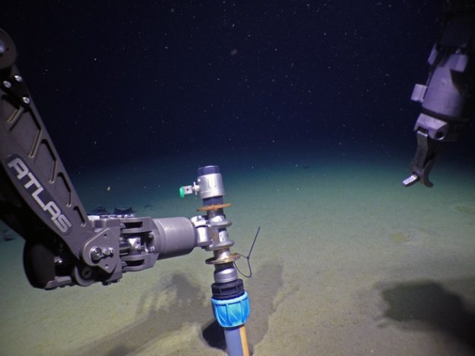 Een zeebodem graafmachine wordt uitgezet in de zee tussen Noorwegen en Groenland vanuit de R/V G.O. Sars tijdens de Centre of Geobiology expeditie in 2015.