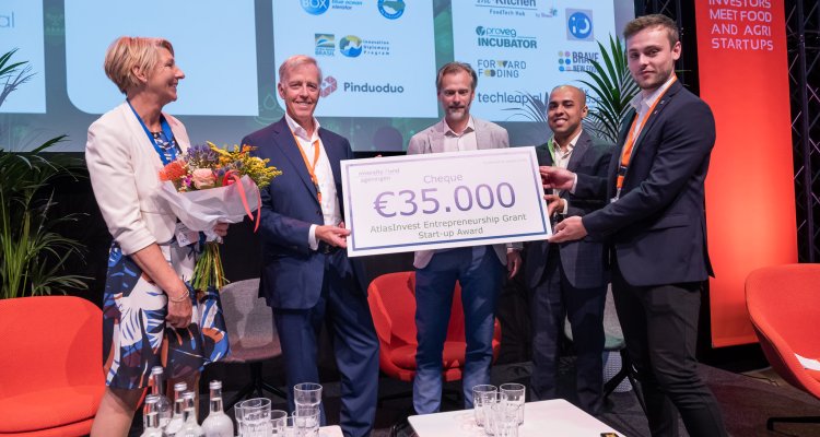 Two winners from LumiNose hold their award in their hands, with the instigator of the award Marcel van Poecke and Lies Boelrijk and Sebastiaan Berendse from WUR.