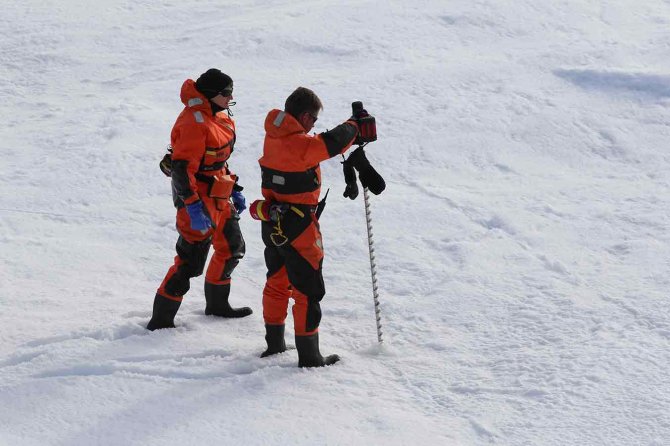 Ilka en Marcel (AWI) controleren de ijsschots om te kijken of deze geschikt en veilig is om op te werken.