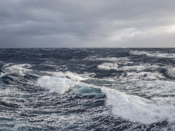 In subantarctic waters, strong winds prevail: the ‘roaring fourties’ and ‘filthy fifties’  are the infamous stormy latitudes in the shipping world.