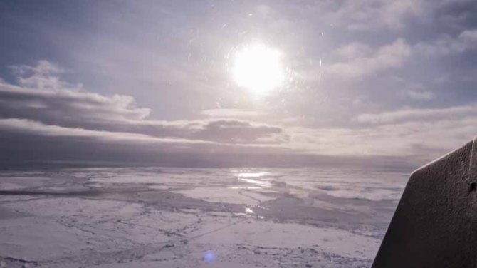 Vanuit ons mooi-weergebied terugvliegend, zijn al van verre de wolken zichtbaar van de sneeuwbui waaronder Polarstern ligt.