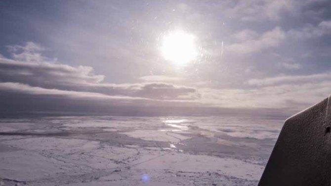 Flying back north from our nice weather survey areas, already at distance the clouds are visioble that caused snow showers over Polarstern.