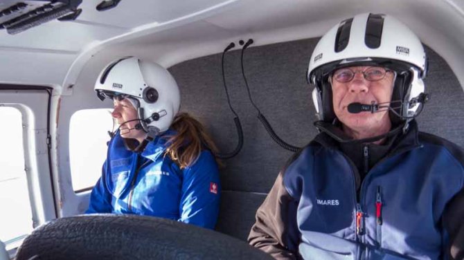 Achterin de helicopter houden Fokje Schaafsma en Michiel van Dorssen zorgvuldig de GPS Waypoints en de ijssituatie bij.