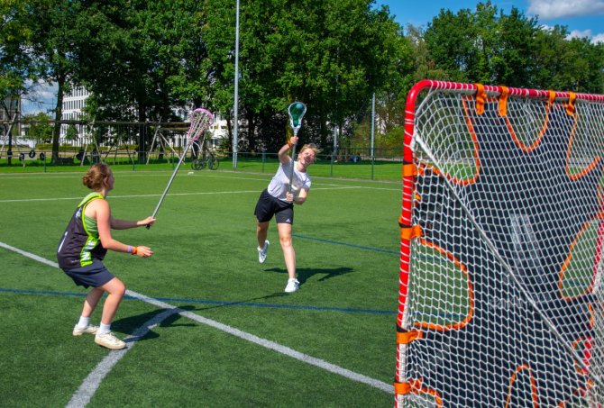 Trying out lacrosse during the Sports Day (photo: Marjolijn De Koning).