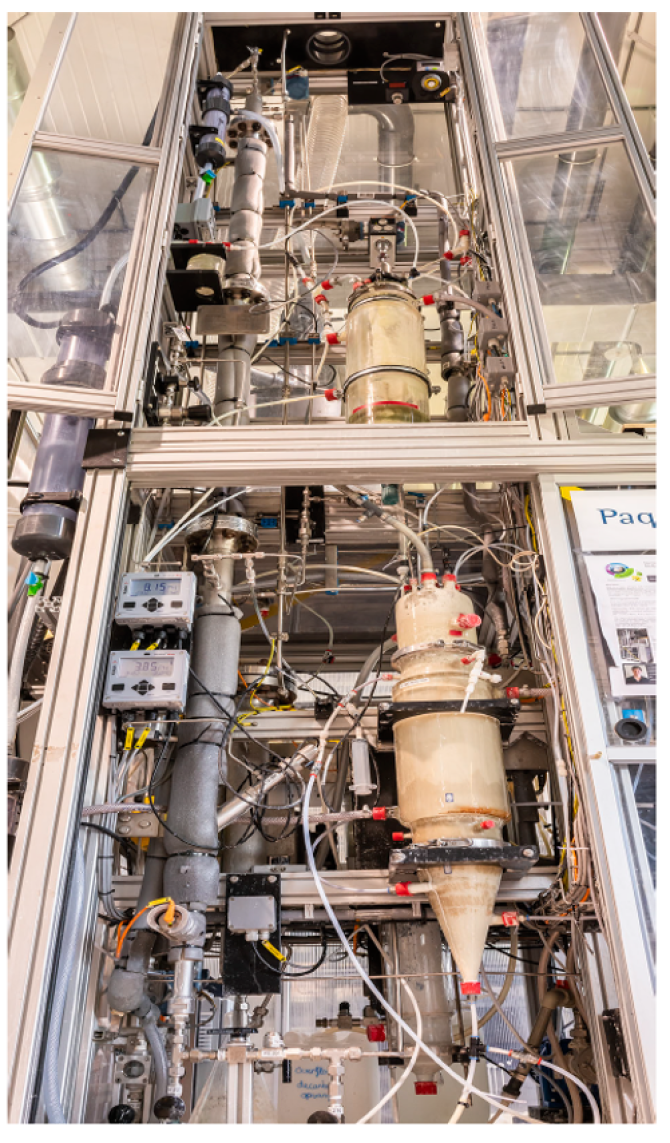 The Thiopaq O&G Ultra pilot plant at ETE’s laboratory. The upper part is the newly added extra step of the bioreactor. Here, the H2SO4-forming bacteria are inhibited. It improves the overall reactor efficiency to over 99 percent.