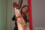 Harpiste Lavinia Meijer verzorgde een muzikaal intermezzo (Foto: Guy Ackermans)