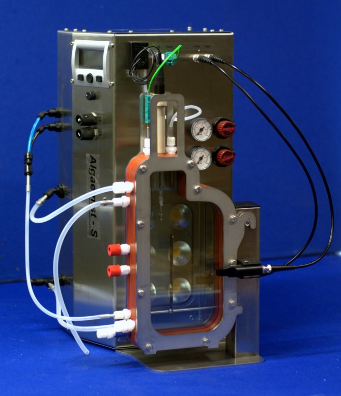 Een kleinschalige fotobioreactor voor de kweek en onderzoek van microalgen. Er wordt nu gewerkt aan een reactor met meer inhoud.