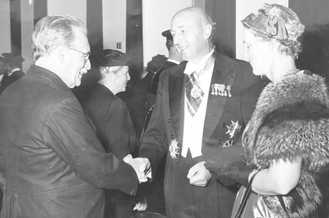 Premier Drees feliciteert Sicco Mansholt met eredoctoraat, Grote Kerk Wageningen , 9 oktober 1956