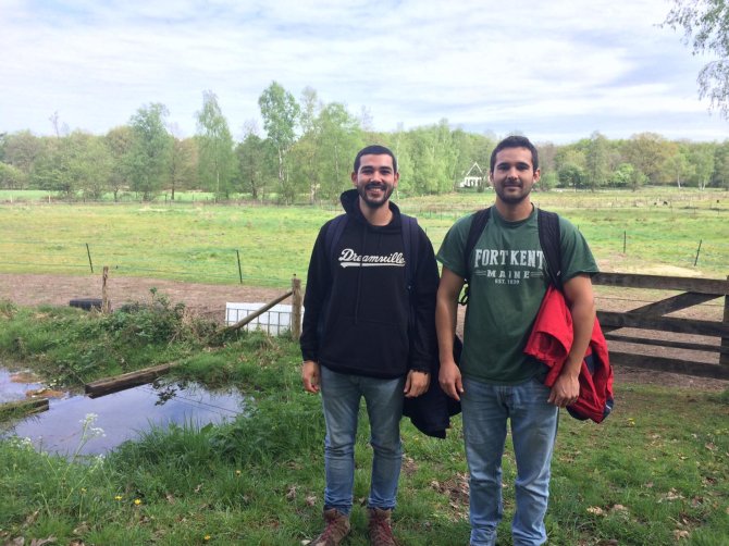 Photo above: Students Miguel (right) and Cheyenne; Photo left: Merijn (with white shoulder bag) talking to students in the Heelsums Beekdal