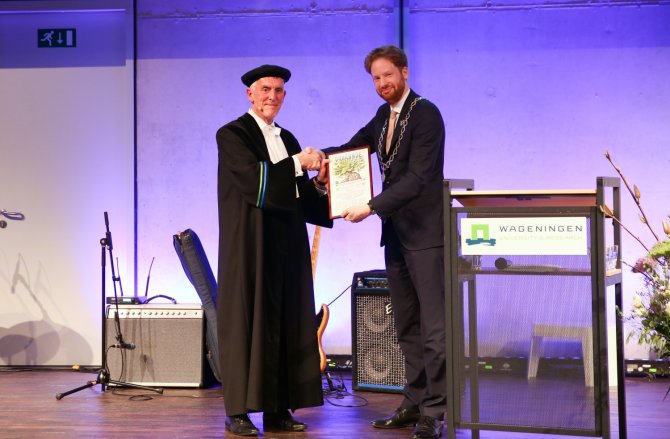 Mayor Vermeulen presents Mol with the City of Life Sciences Award on behalf of Wageningen