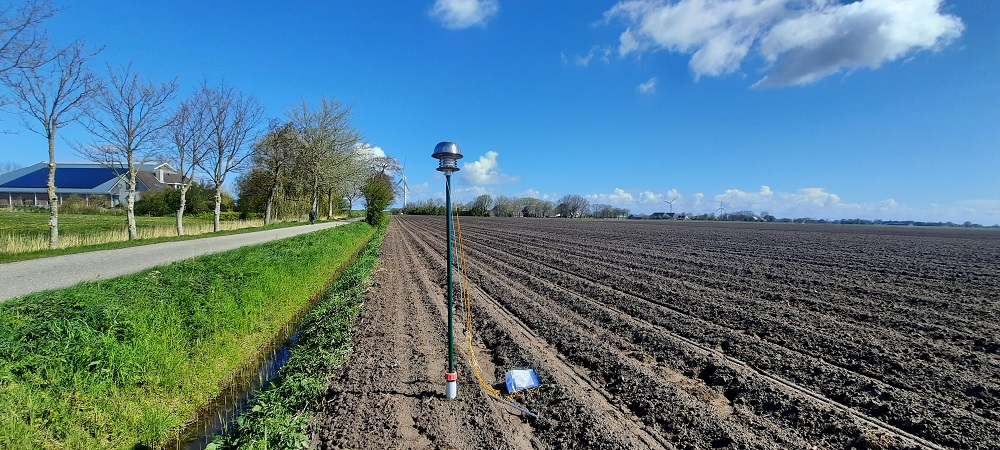 This device measures the air near an organic potato field to determine the environmental exposure to crop protection agents. Photo: Paula Harkes