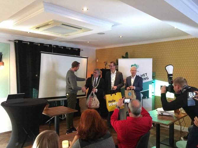 De eerste magic boxes van Too Good To Go worden aangeboden aan de burgemeester van Wageningen