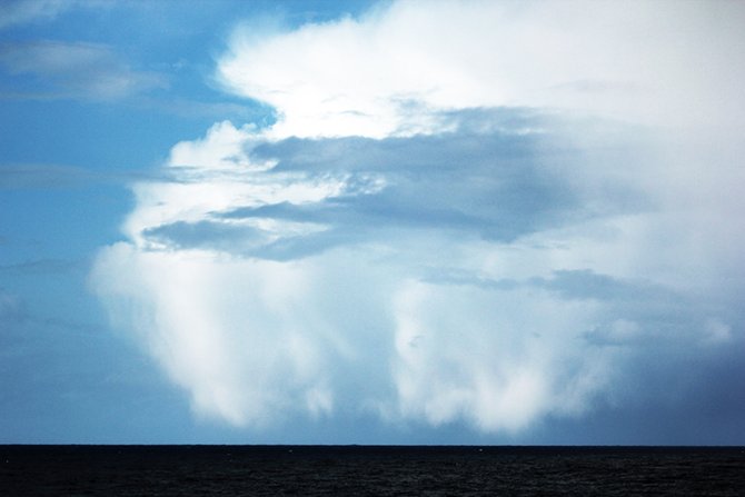Deze grote regenwolk illustreert mooi hoe wisselvallig het weer op de noord Atlantische oceaan is (foto Hauke Flores)