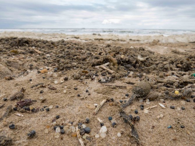 Op het strand liggen allerlei types industriële plastic korrels, afkomstig van vele bronnen.