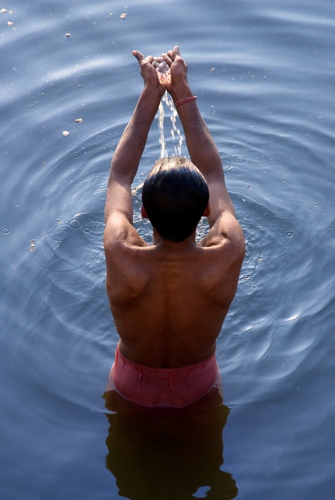 Bathing in the Ganges (Photo: Jorge Royan)