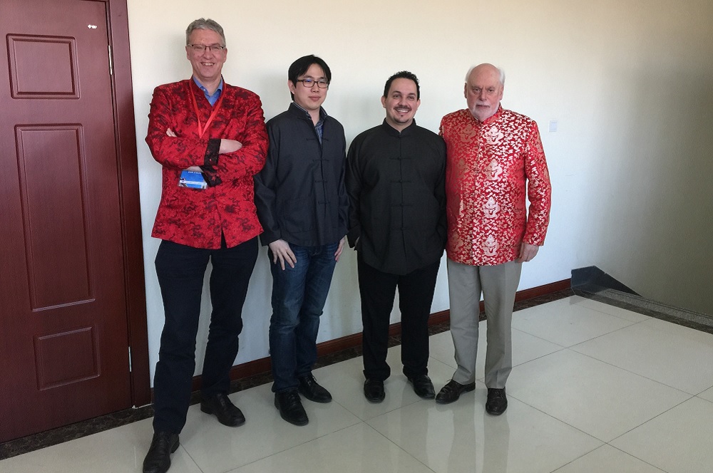 Han Zuilhof met collega’s van de Supramolecular Chemistry unit uit Tianjin, onder wie Fraser Stoddart (rechts) die op dat moment – 2016 – de Nobelprijs voor de scheikunde had gewonnen. Foto: Han Zuilhof