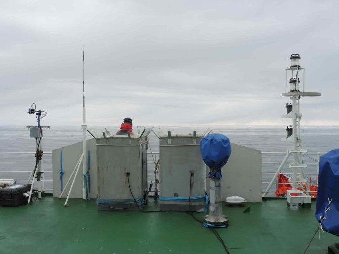 Birds and mammals are counted from the peil deck of the ship. Two observation boxes protect the observers from the potential harsh weather (Photo André Meijboom).