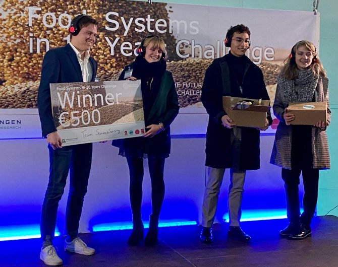 On the left the winners of the challenge, team SeaweedSensing. On the right de winners of the audience award: team CROP.