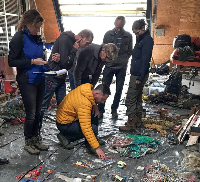 Het gezamenlijk analyseren van het afval (foto: Anneke van den Brink).
