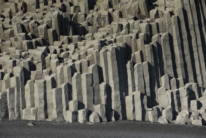 Basaltgesteente komt veel voor als ‘zuilen’ en wordt onder andere gebruikt om steenwol van te maken.