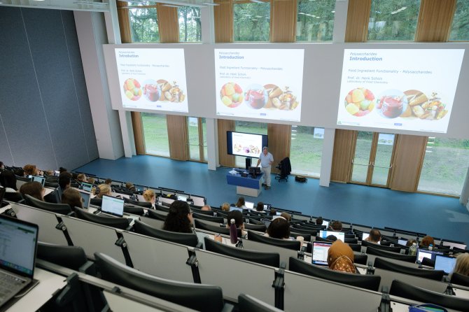 De grote zaal waar maximaal 450 studenten college kunnen volgen. (Foto: Guy Ackermans)