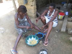 Women preparing njansang